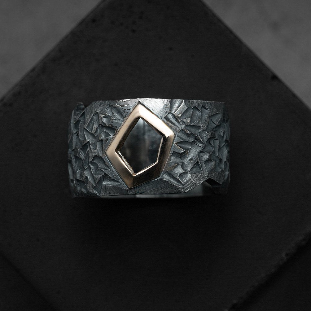 bague massive pour homme en argent noir et or rouge. Design contemporain