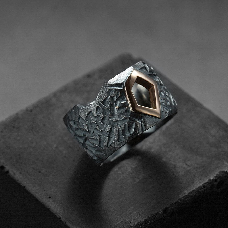 bague massive pour homme en argent noir et or rouge. Design contemporain
