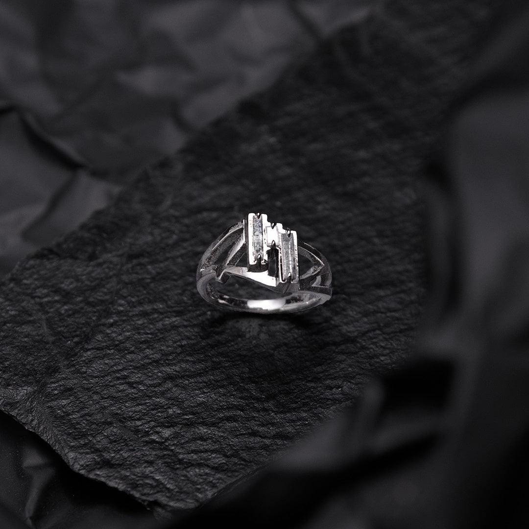 bague en or sombre avec diamants baguettes gris