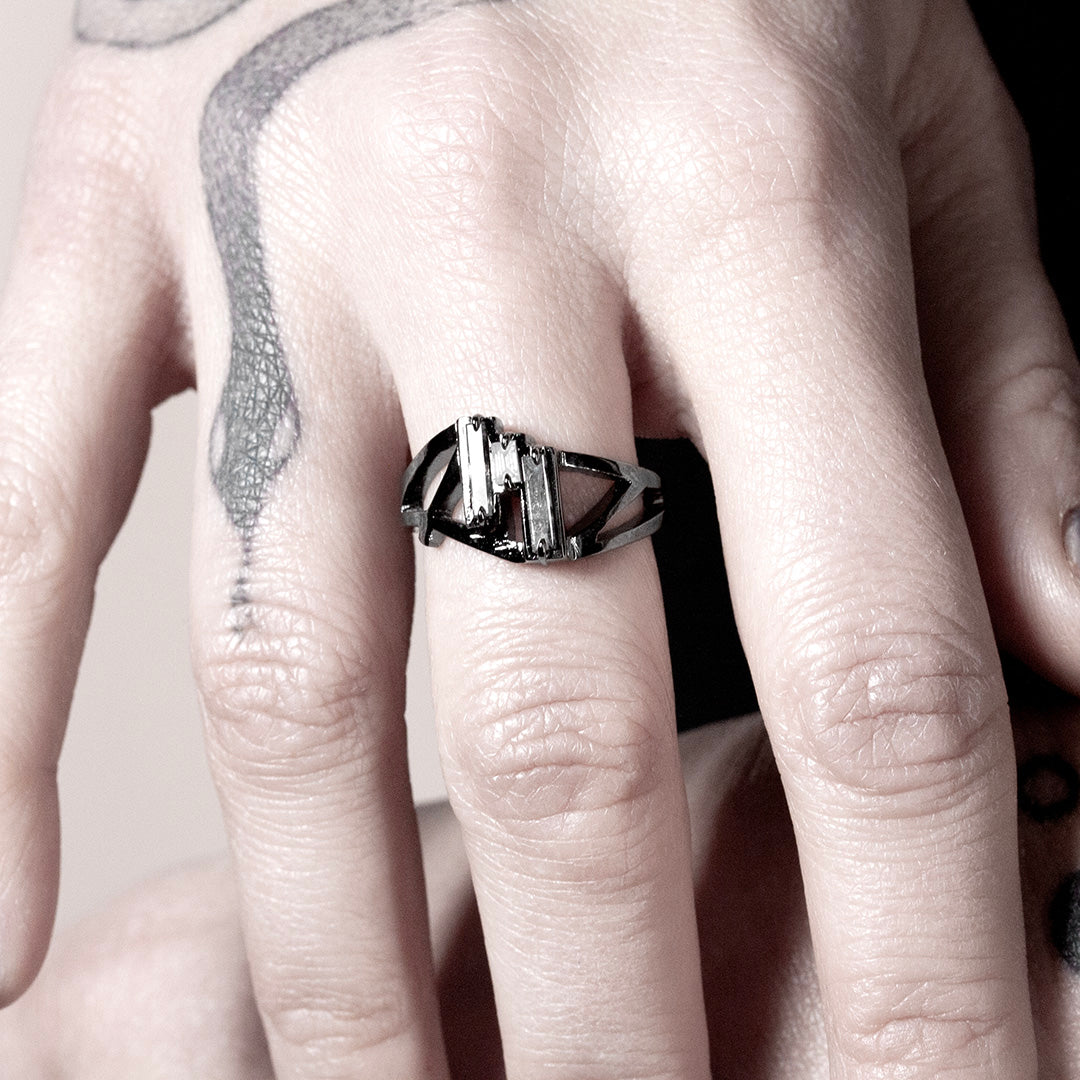 bague en or sombre avec diamants baguettes gris