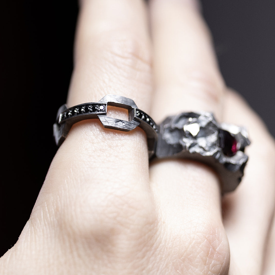 main d'homme portant une bague originale pour homme en argent et diamants noirs