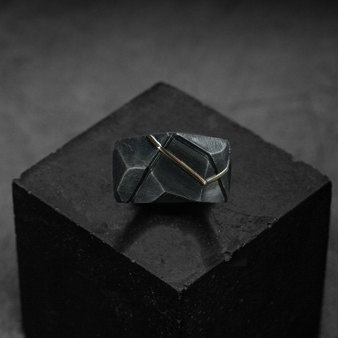 Bague massive chevalière facettée pour homme en argent noir et argent, design contemporain.