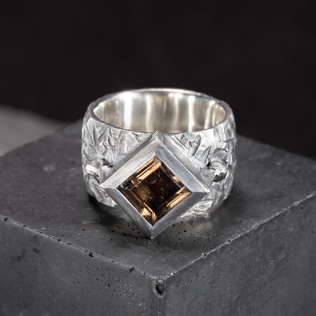 bague originale pour homme en argent texturée et quartz fumé