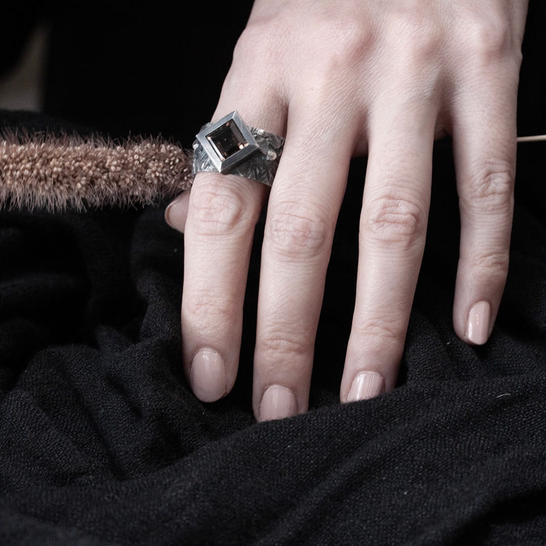 bague originale pour homme en argent texturée et quartz fumé