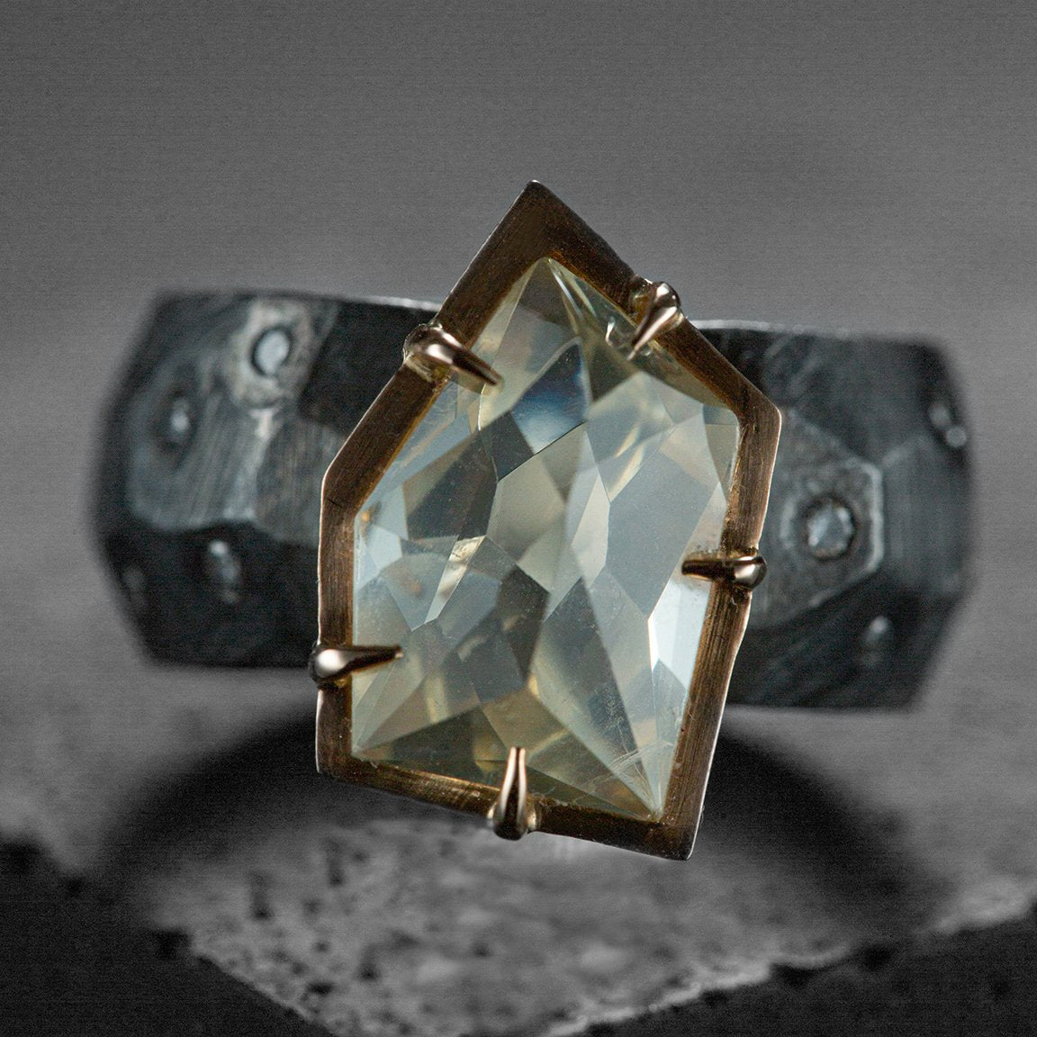 bague pièce unique, en argent noir et or rouge, citrine et diamants blancs. Design ultra contemporain