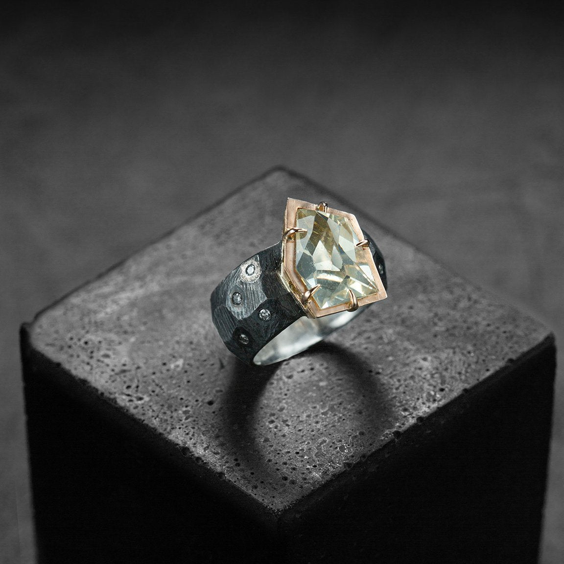 bague pièce unique, en argent noir et or rouge, citrine et diamants blancs. Design ultra contemporain