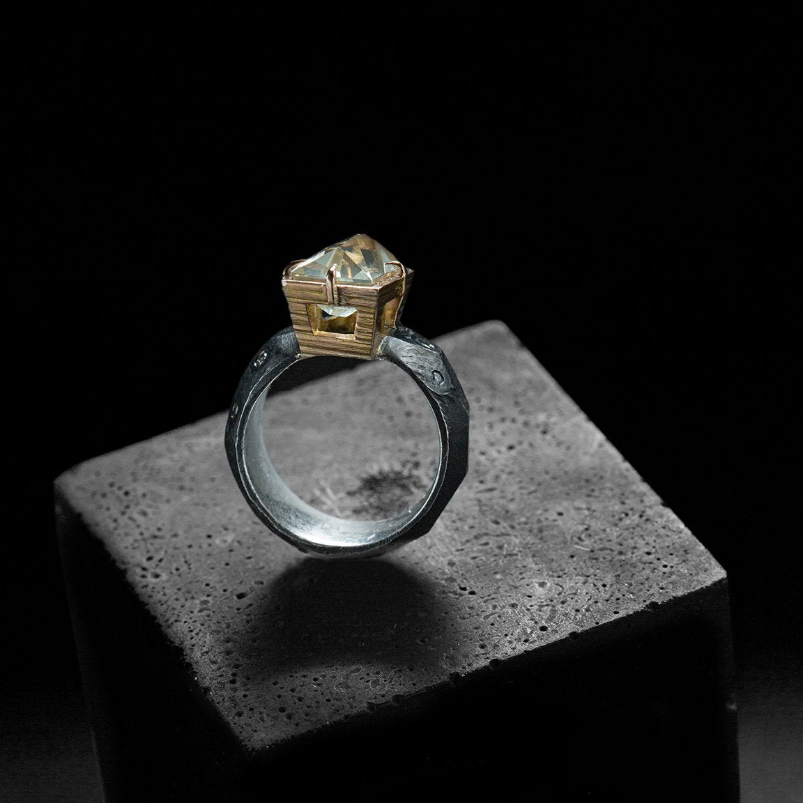 bague pièce unique, en argent noir et or rouge, citrine et diamants blancs. Design ultra contemporain