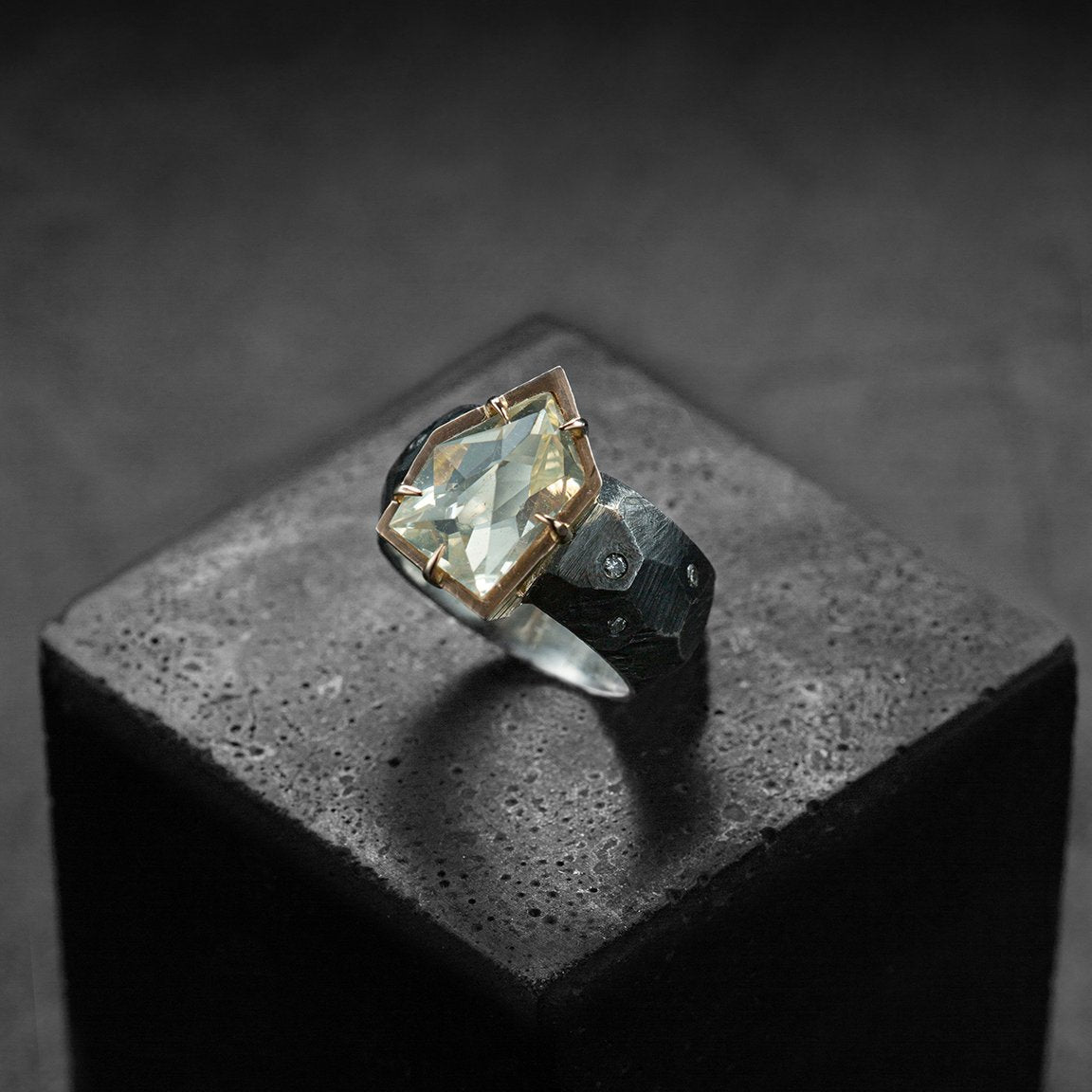 bague pièce unique, en argent noir et or rouge, citrine et diamants blancs. Design ultra contemporain
