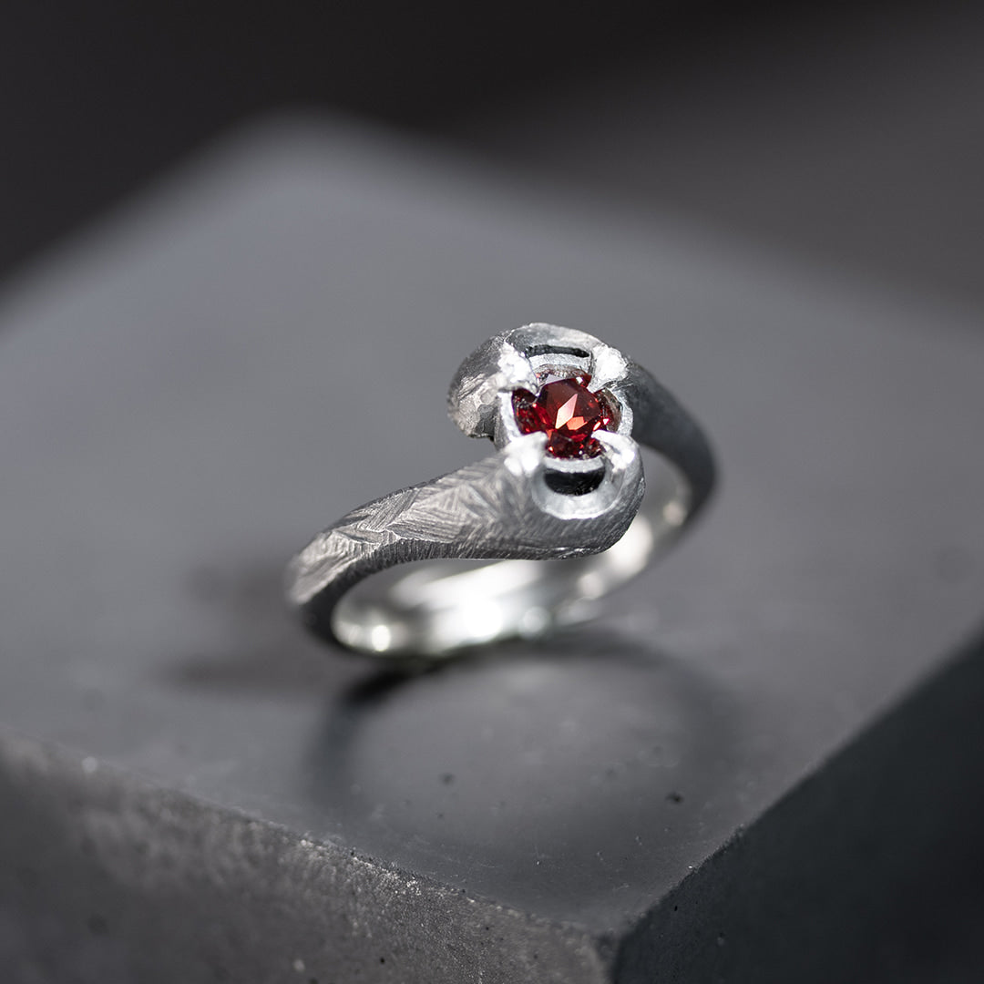 bague originale pour femme en argent et grenat rouge 