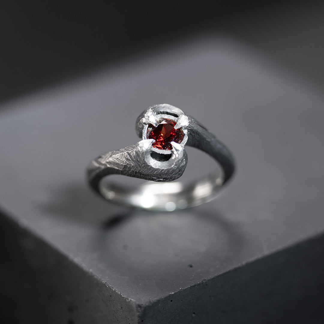 bague originale pour femme en argent et grenat rouge 