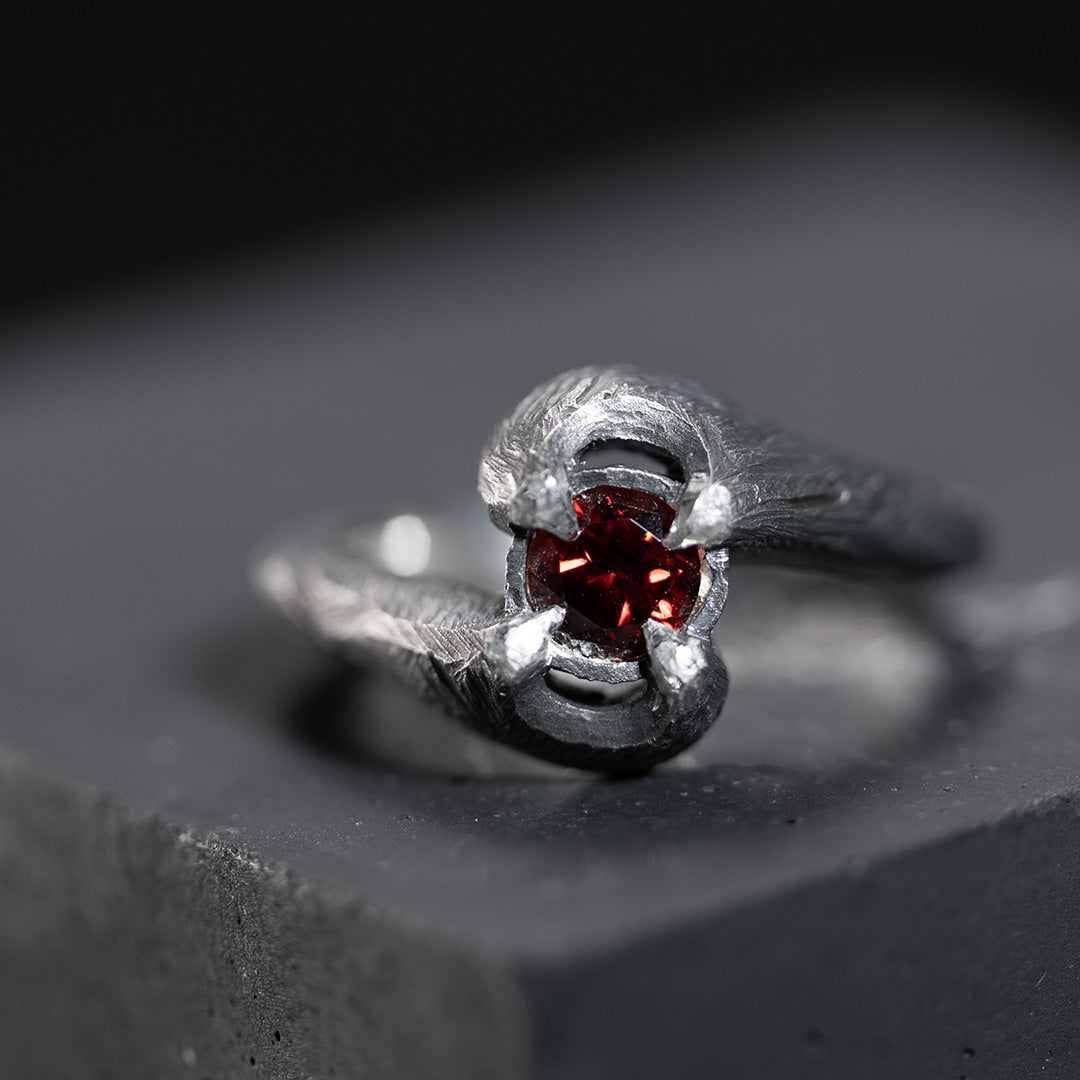 bague originale pour femme en argent et grenat rouge 