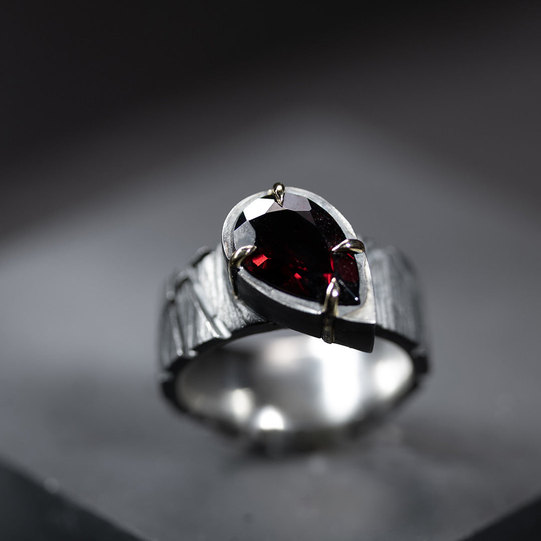 bague large originale pour femme en argent et or jaune texturée et grenat rouge
