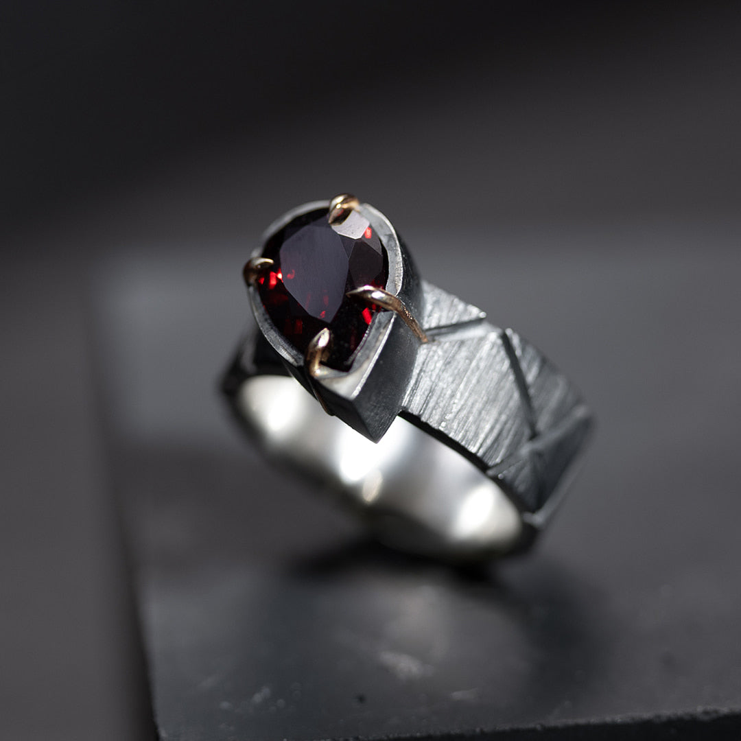 bague large originale pour femme en argent texturée et or jaune et grenat rouge