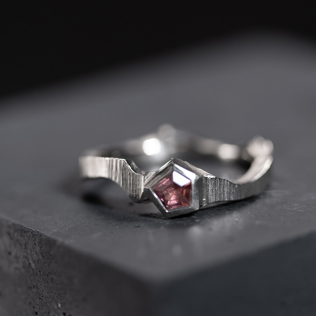 bague originale pour femme en or blanc avec pierre spinelle rose