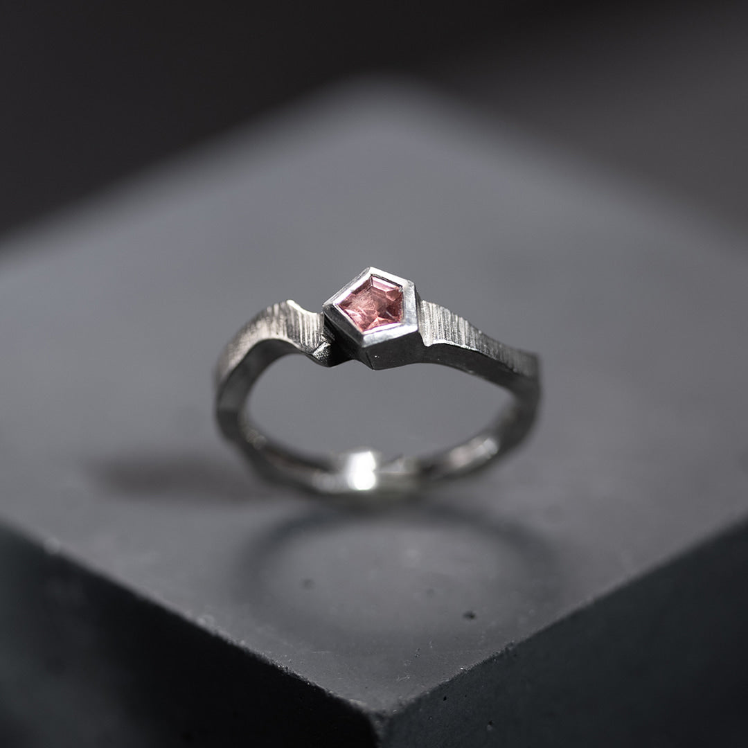 bague originale pour femme en or blanc avec pierre spinelle rose