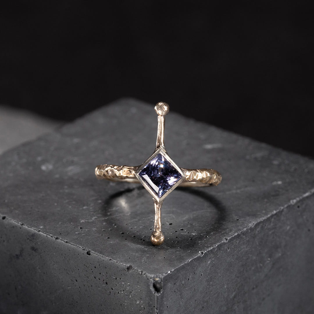 bague originale pour femme en or blanc avec pierre spinelle violet