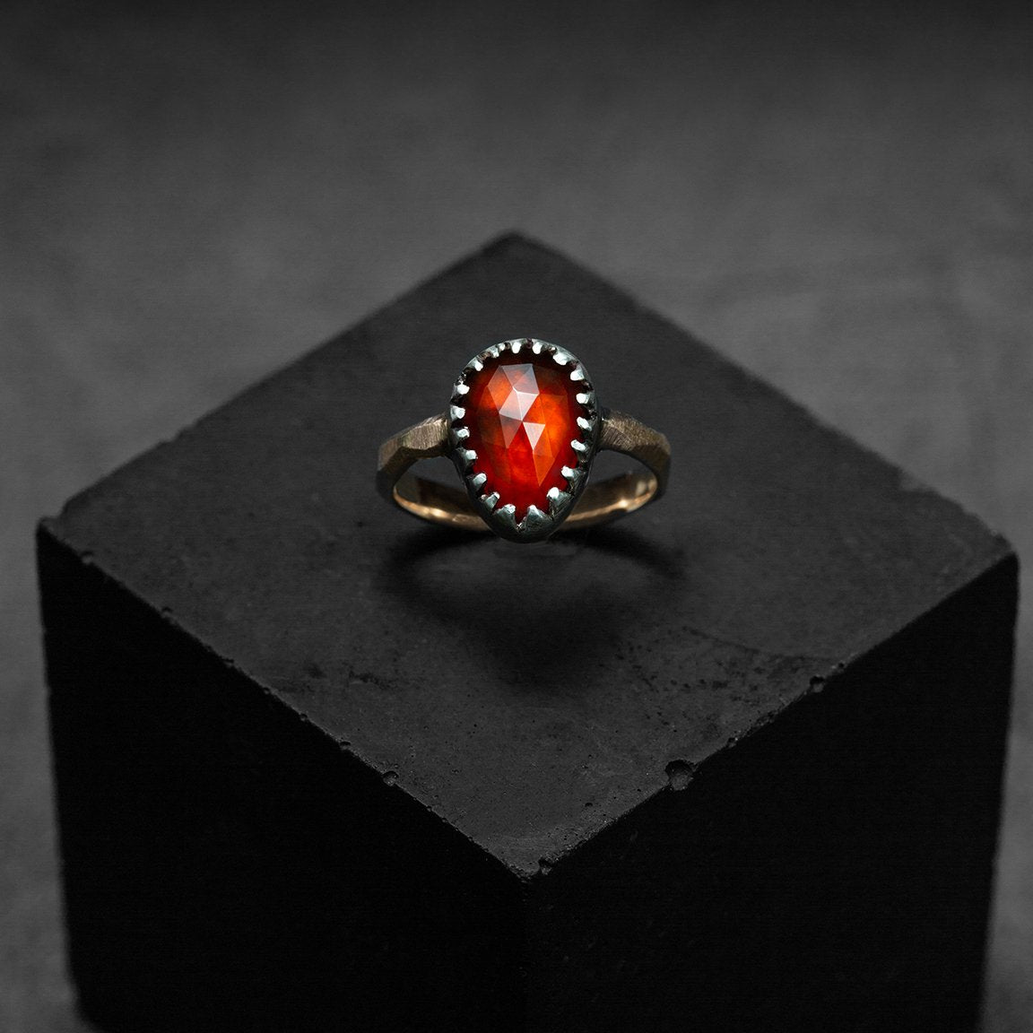 bague sur mesure, pièce unique, au design contemporain, en or rouge et argent noir avec une pierre centrale un grenat