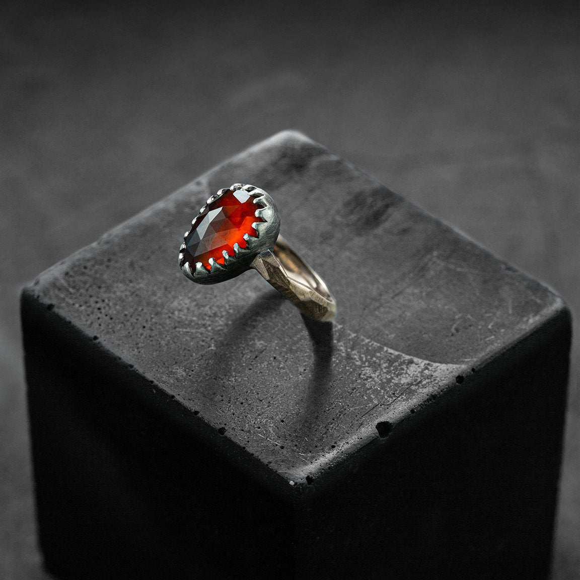 bague sur mesure, pièce unique, au design contemporain, en or rouge et argent noir avec une pierre centrale un grenat