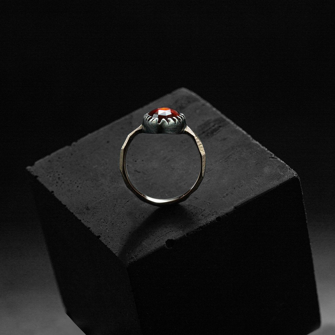 bague sur mesure, pièce unique, au design contemporain, en or rouge et argent noir avec une pierre centrale un grenat