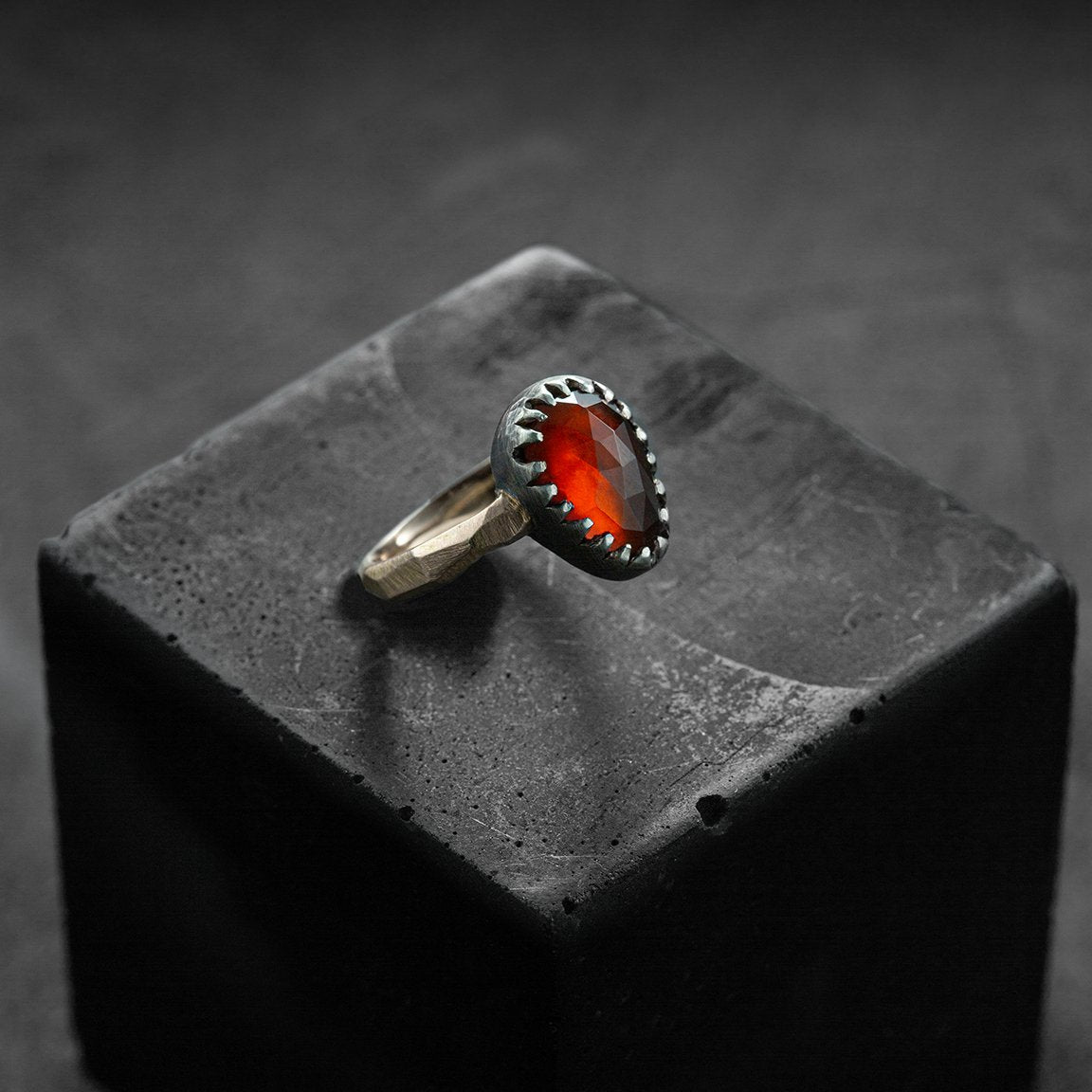 bague sur mesure, pièce unique, au design contemporain, en or rouge et argent noir avec une pierre centrale un grenat