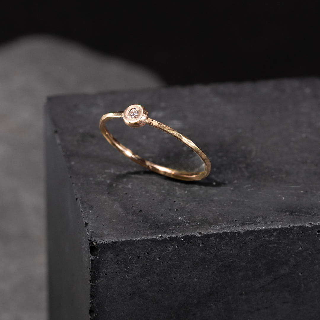 bague solitaire originale pour femme en or jaune avec un  diamant blanc