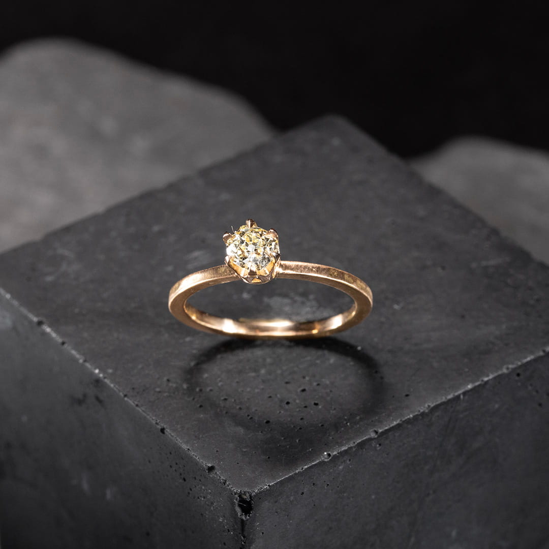 KYMA : BAGUE SOLITAIRE OR ROSE ET DIAMANT JAUNE | LEGION Paris