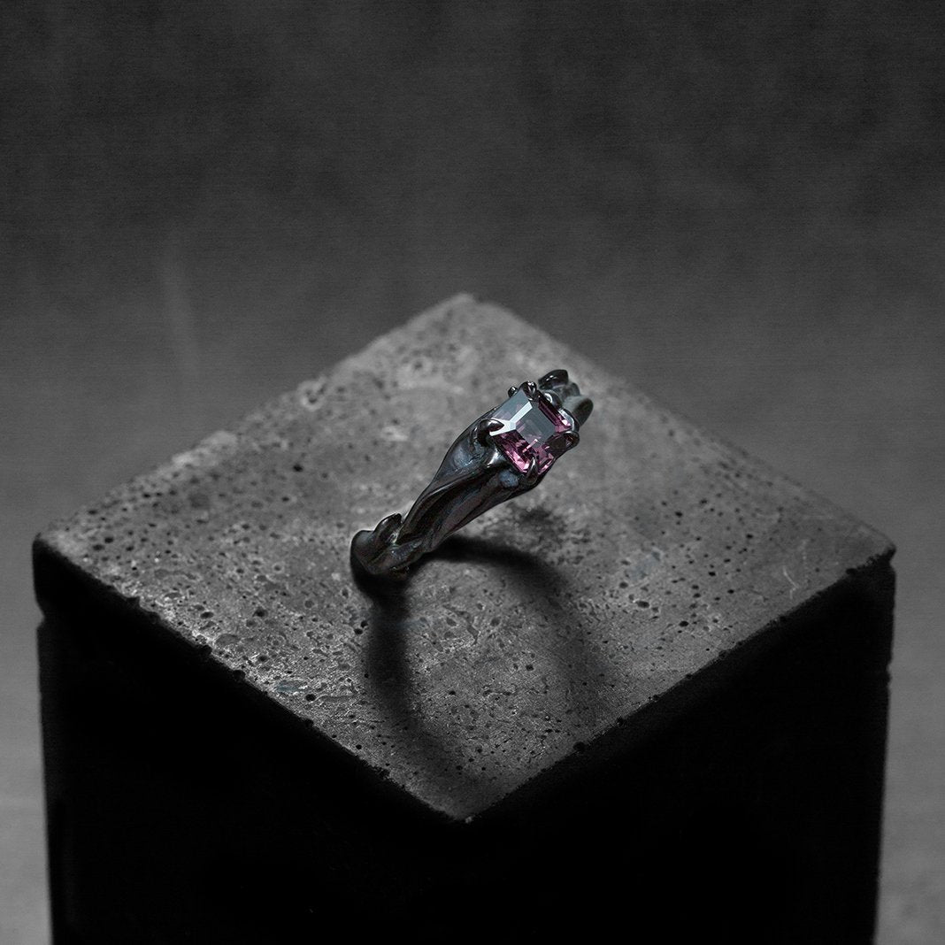 bague de fiançailles en or noir, pièce unique sur mesure, design contemporain, spinelle carré violine