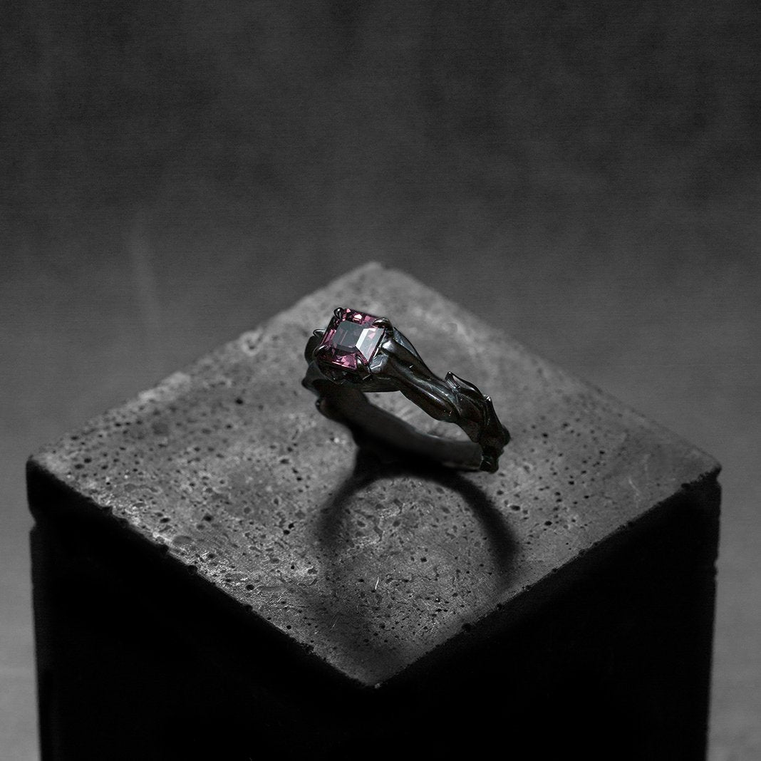 bague de fiançailles en or noir, pièce unique sur mesure, design contemporain, spinelle carré violine