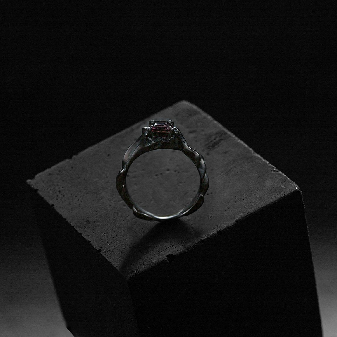 bague de fiançailles en or noir, pièce unique sur mesure, design contemporain, spinelle carré violine