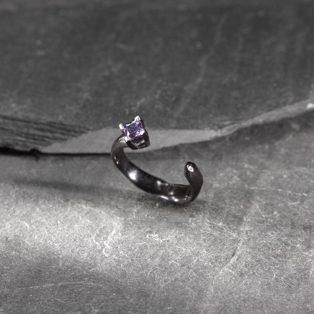 bague solitaire en or noir avec spinelle mauve carrébague solitaire en or noir avec spinelle mauve carré