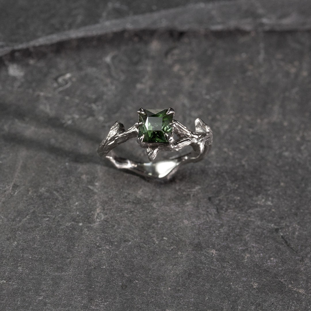 bague solitaire en or blanc et tourmaline emeraude