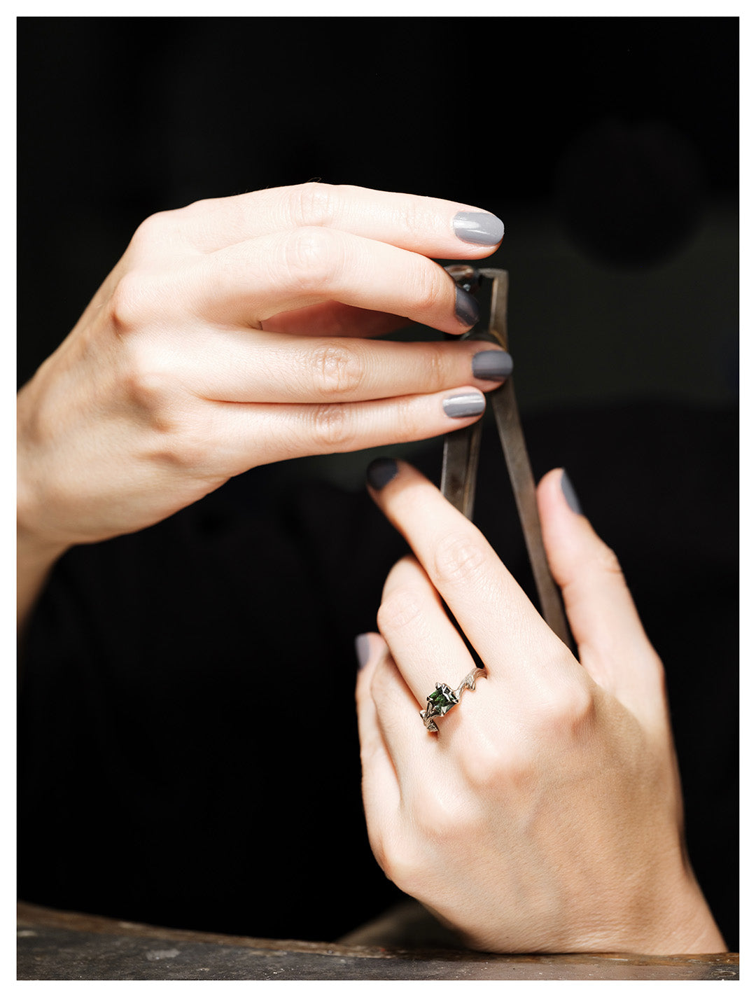 bague solitaire en or blanc et tourmaline emeraude