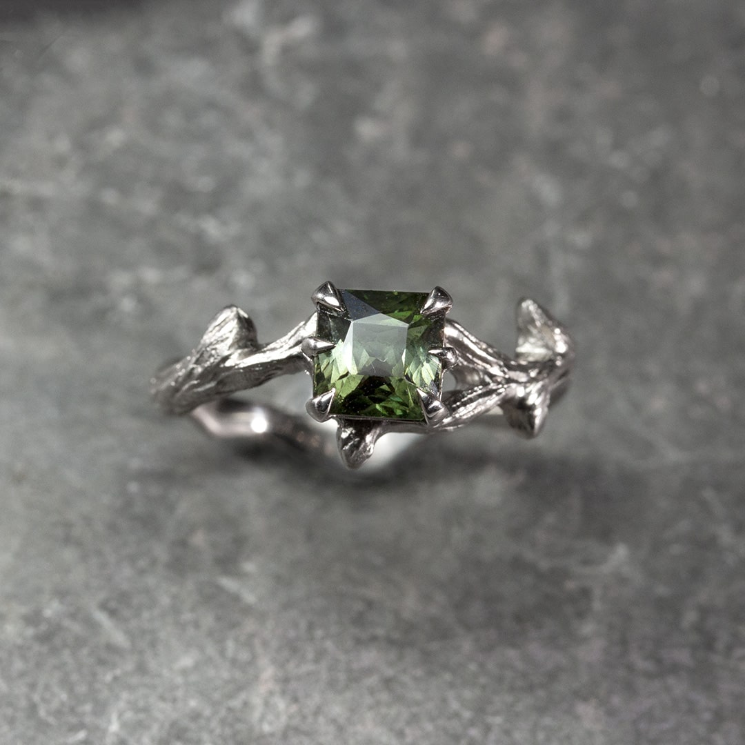 bague solitaire en or blanc et tourmaline emeraude