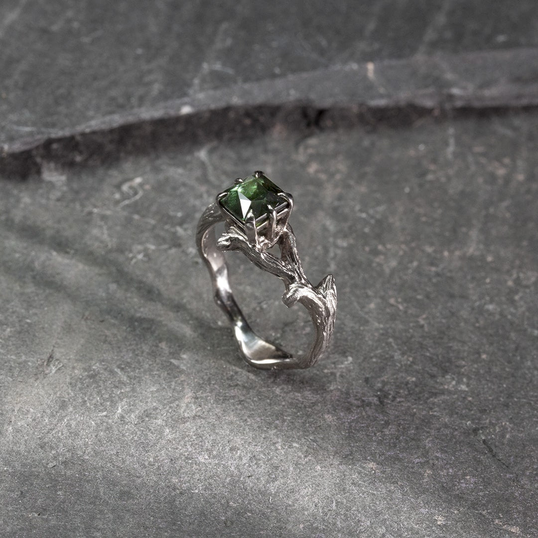 bague solitaire en or blanc et tourmaline emeraude
