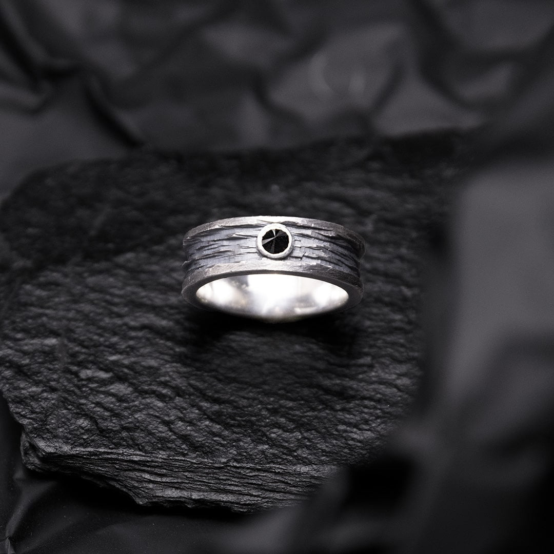 bague ruban large pour homme en argent noir, texturée et diamant noir serti à l'envers. 