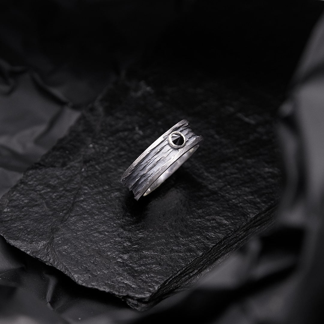 bague ruban large pour homme en argent noir, texturée et diamant noir serti à l'envers. 