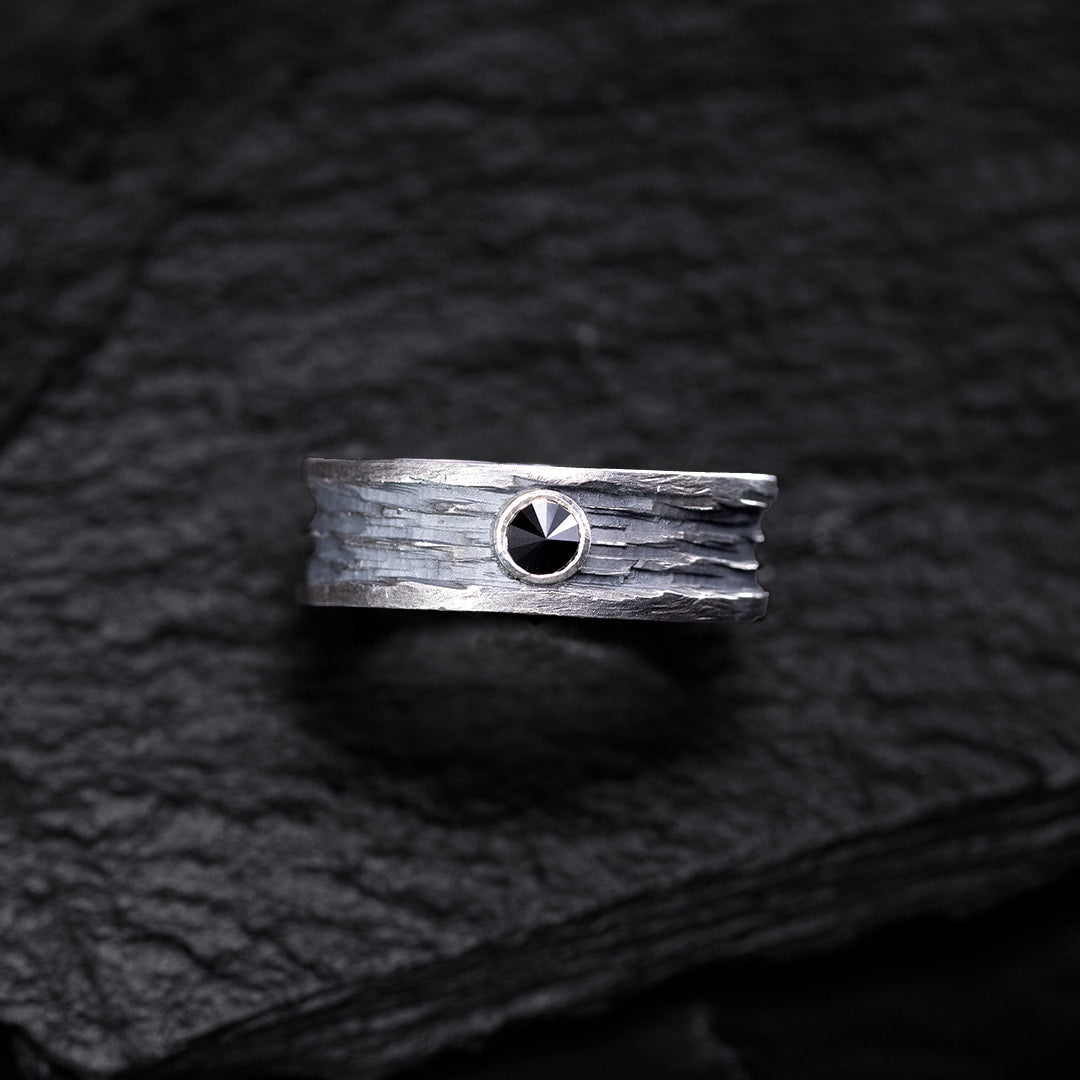 bague ruban large pour homme en argent noir, texturée et diamant noir serti à l'envers. 