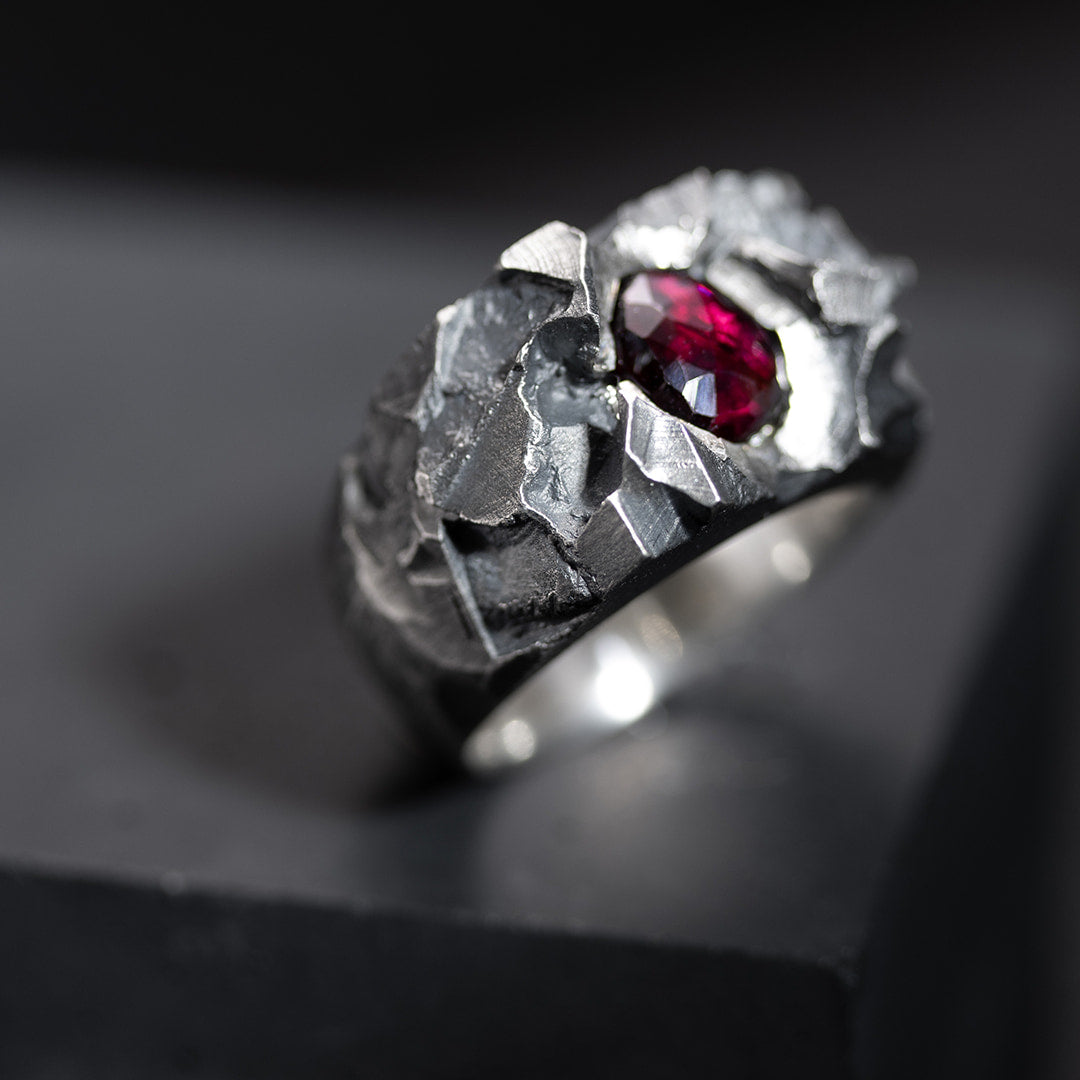 bague originale pour homme en argent texturée et grenat rouge