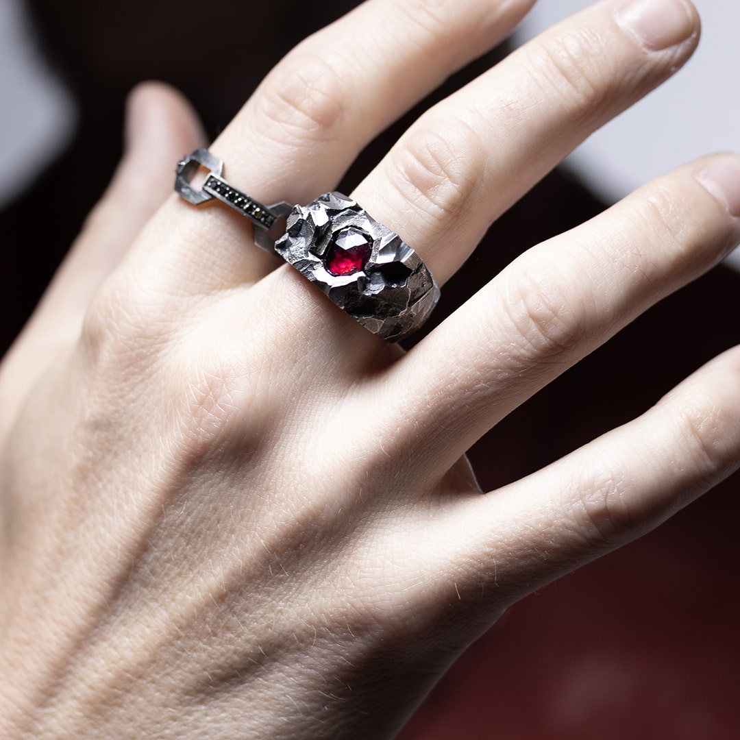 bague originale pour homme en argent texturée et grenat rouge