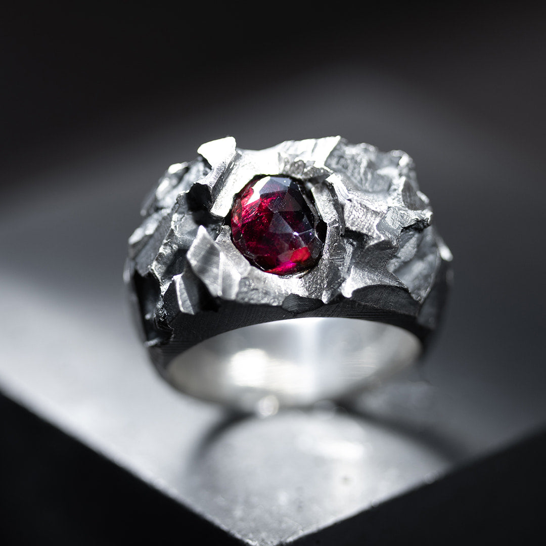 bague originale pour homme en argent texturée et grenat rouge
