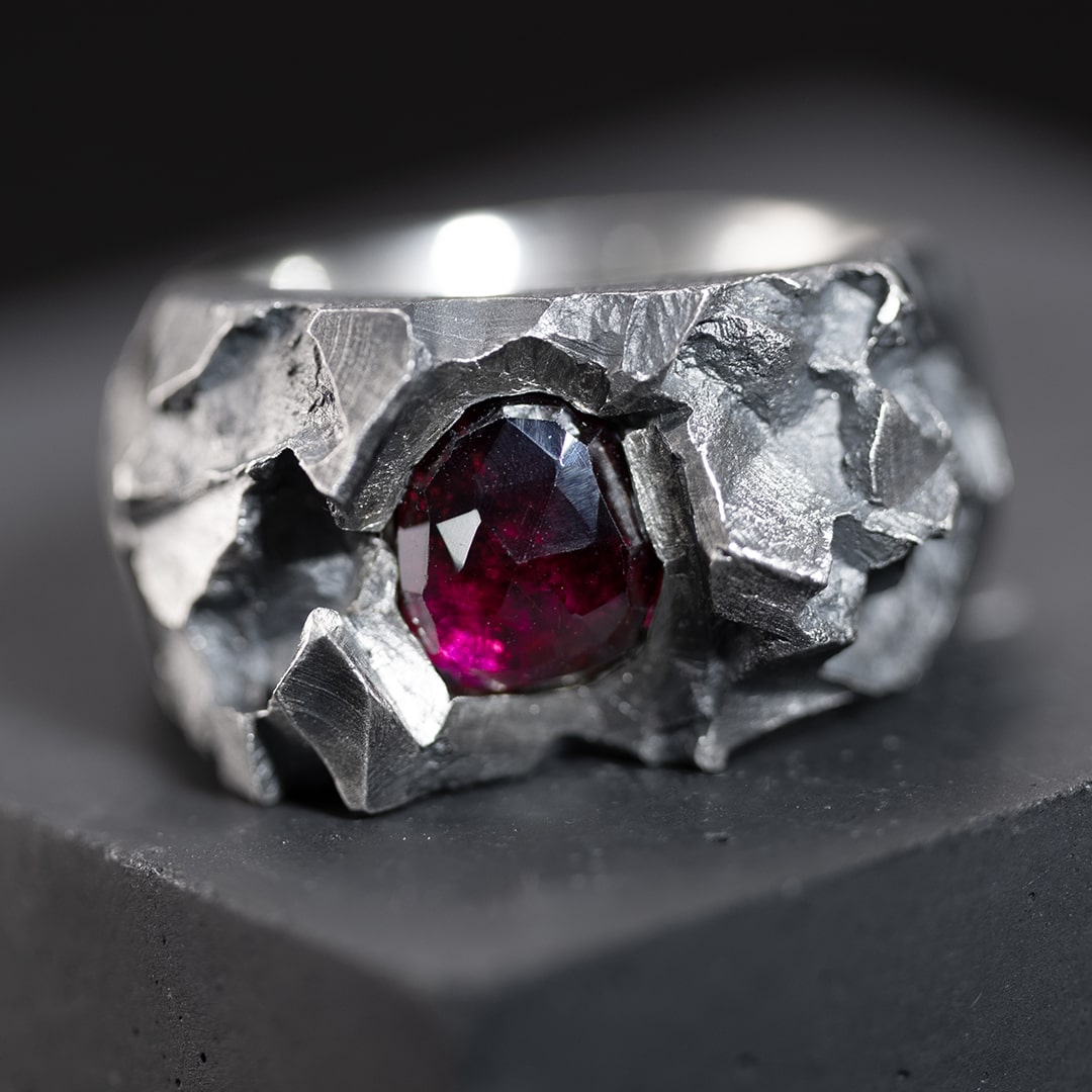 bague originale pour homme en argent texturée et grenat rouge
