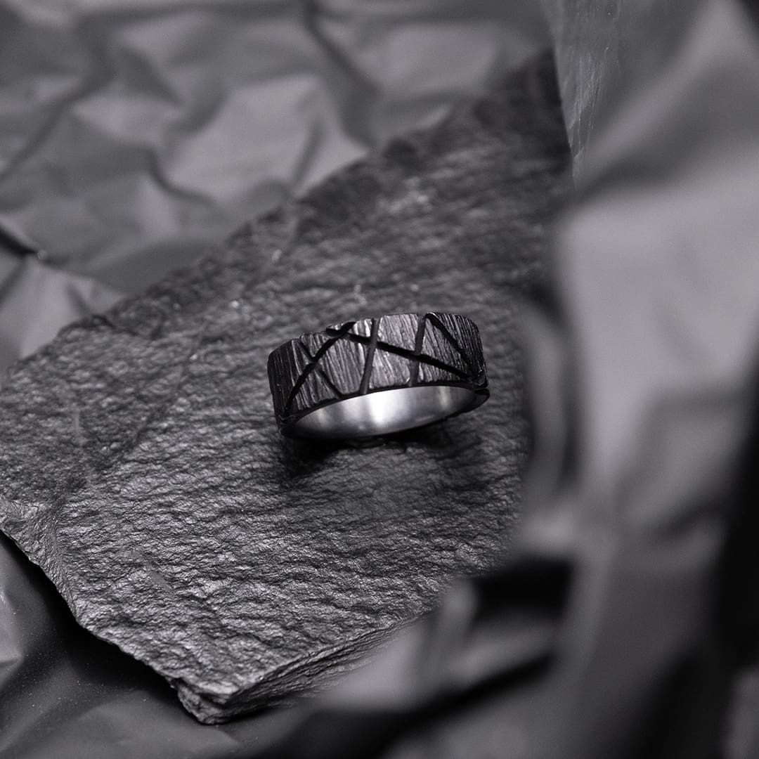 bague large texturée  pour homme en argent ultra noir
