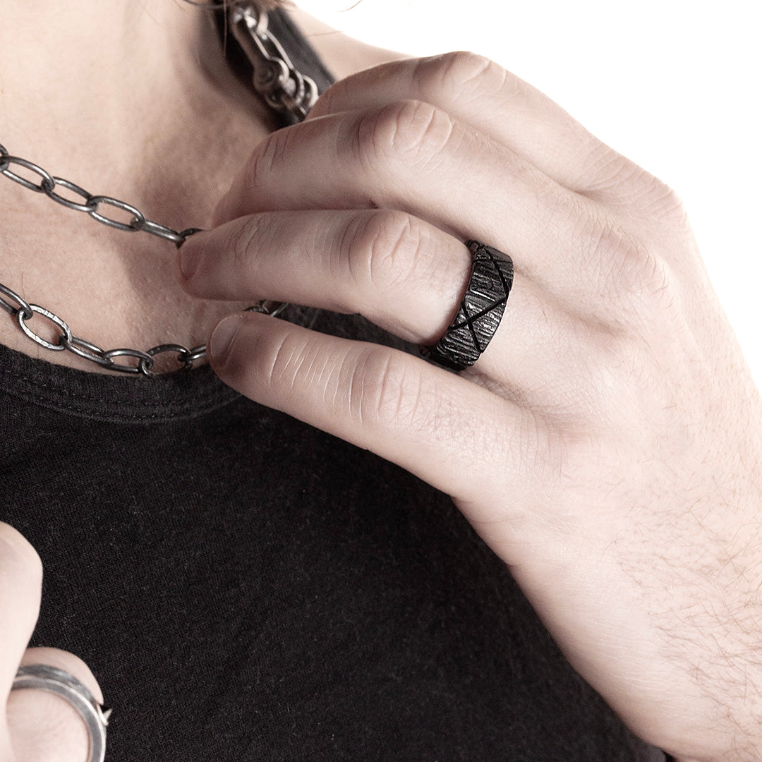 bague large texturée pour homme en argent ultra noir