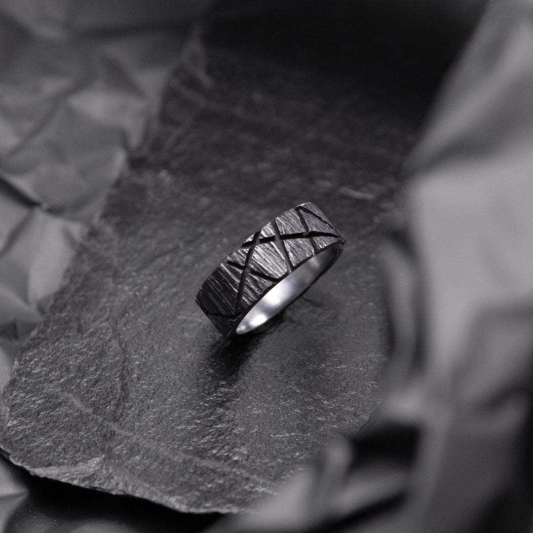 bague large texturée  pour homme en argent ultra noir