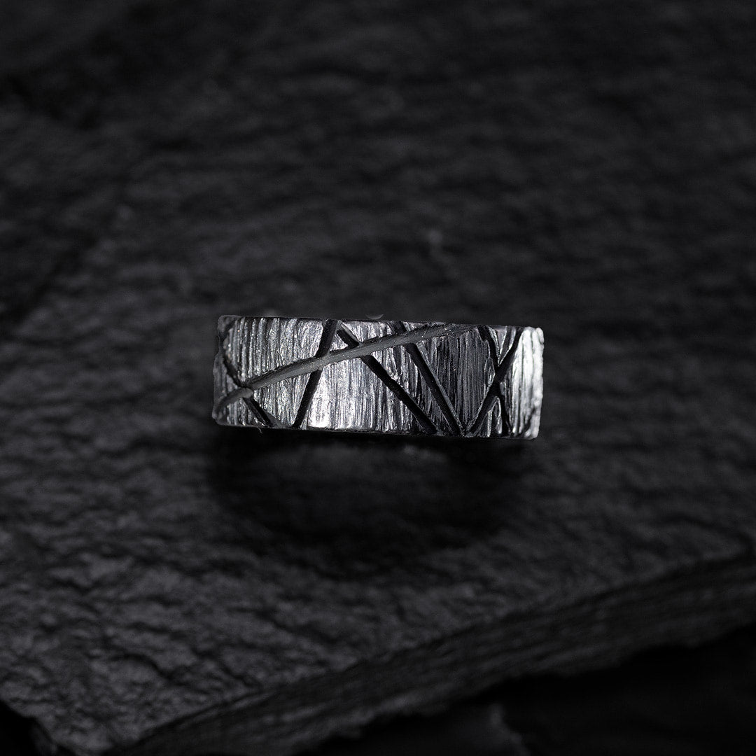 bague large texturée  pour homme en argent ultra noir