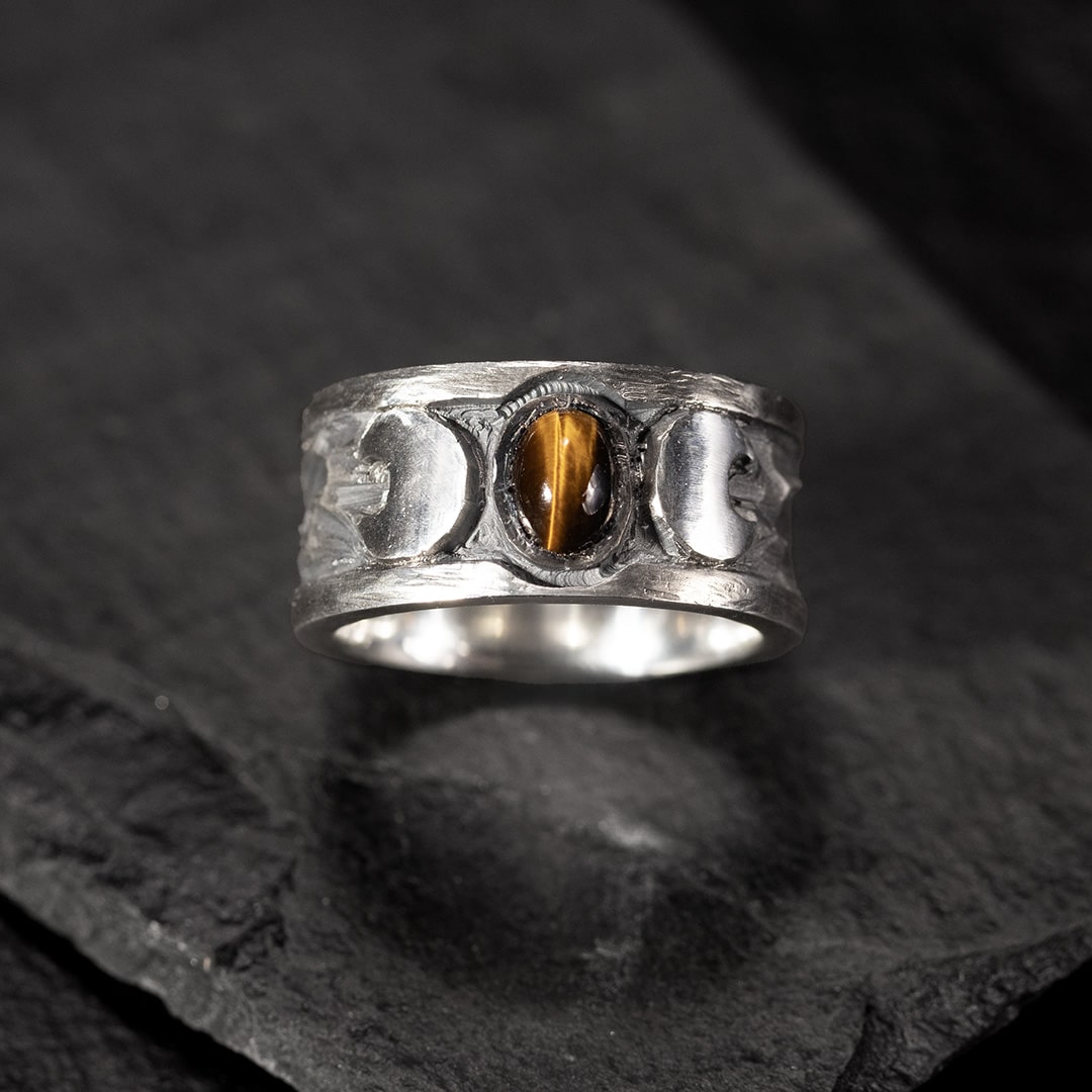 bague large pour homme en argent noir avec des lunes et une pierre d'oeil de tigre