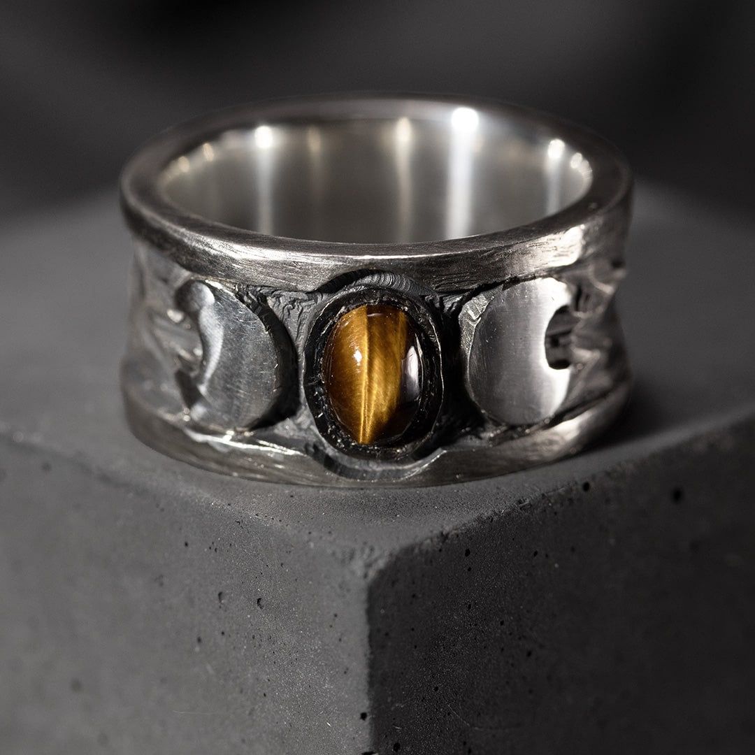 bague large pour homme en argent noir avec des lunes et une pierre d'oeil de tigre