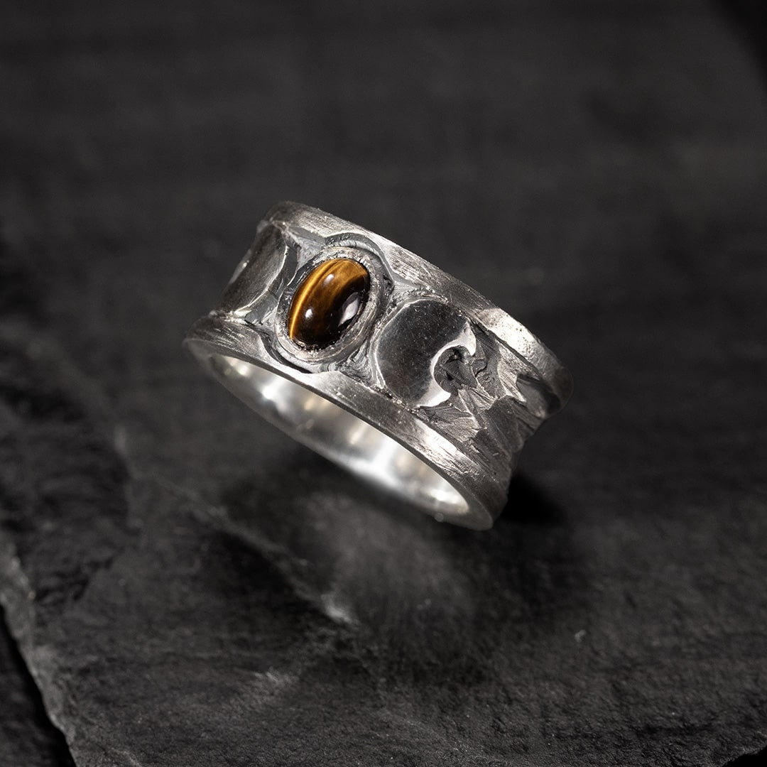 bague large pour homme en argent noir avec des lunes et une pierre d'oeil de tigre