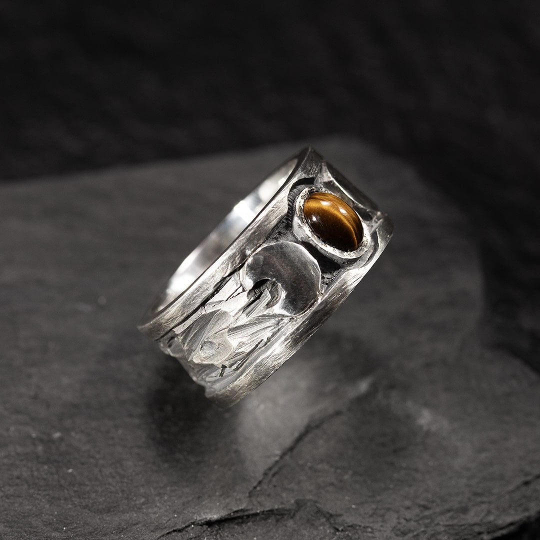 bague large pour homme en argent noir avec des lunes et une pierre d'oeil de tigre