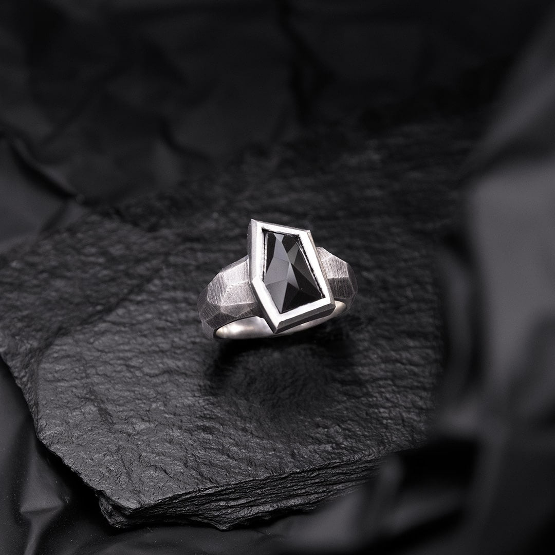 bague massive en argent noir pour homme avec un onyx noir pentagonal